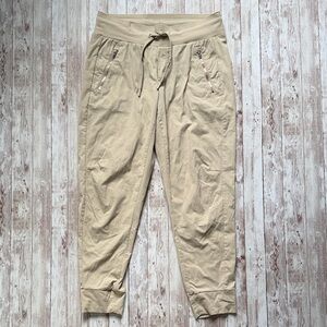 Athleta Trekkie North Jogger Pants sz 8 Beige Khaki Pockets Women's Flattering
